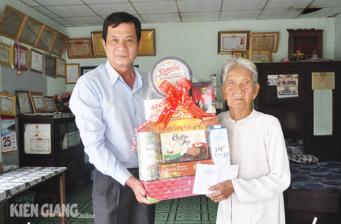 Báo Kiên Giang thăm, tặng quà Bà mẹ Việt Nam Anh hùng 